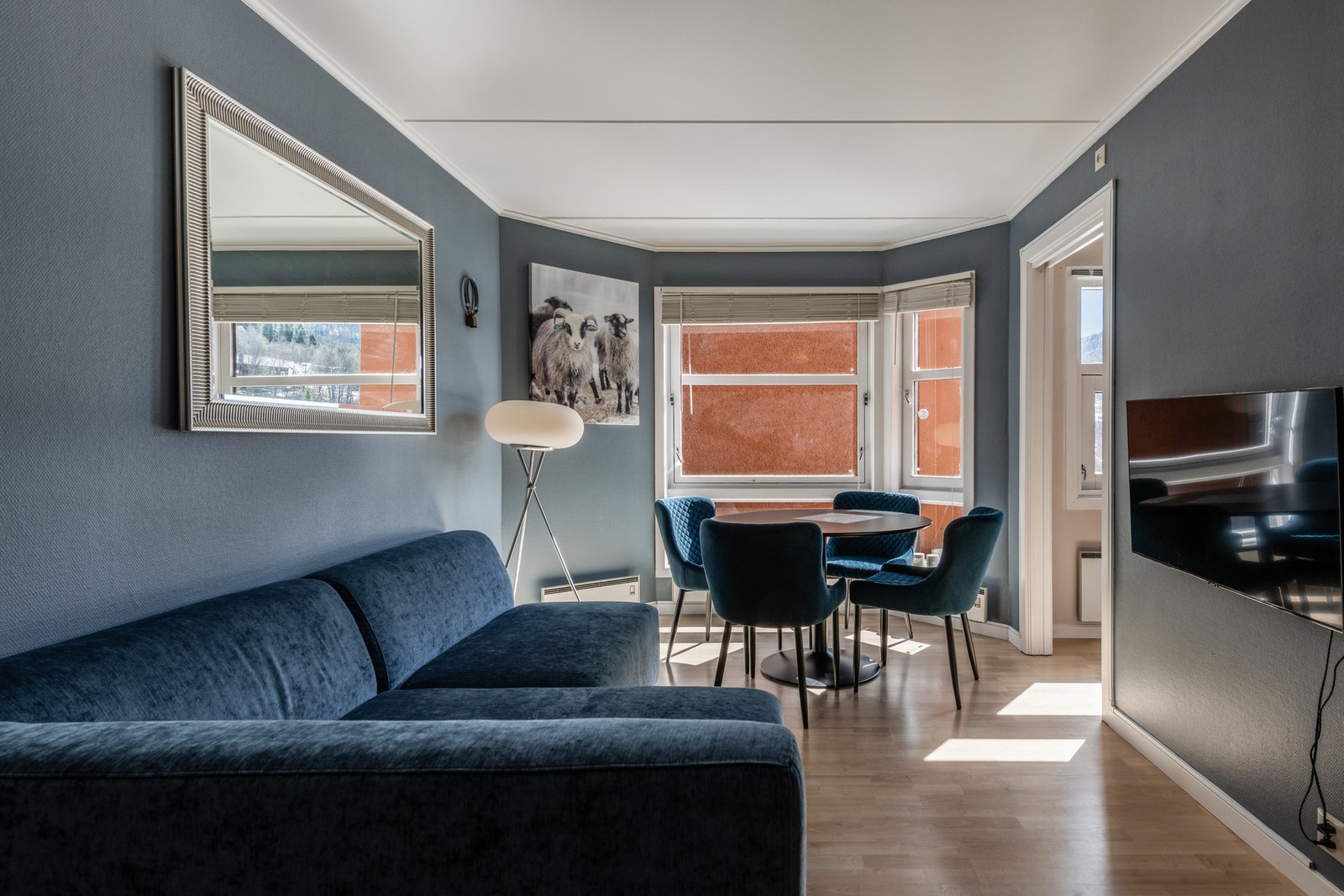 Her er det god plass til å etablere en hyggelig sofakrok og spisebordsdel. Galleribilde