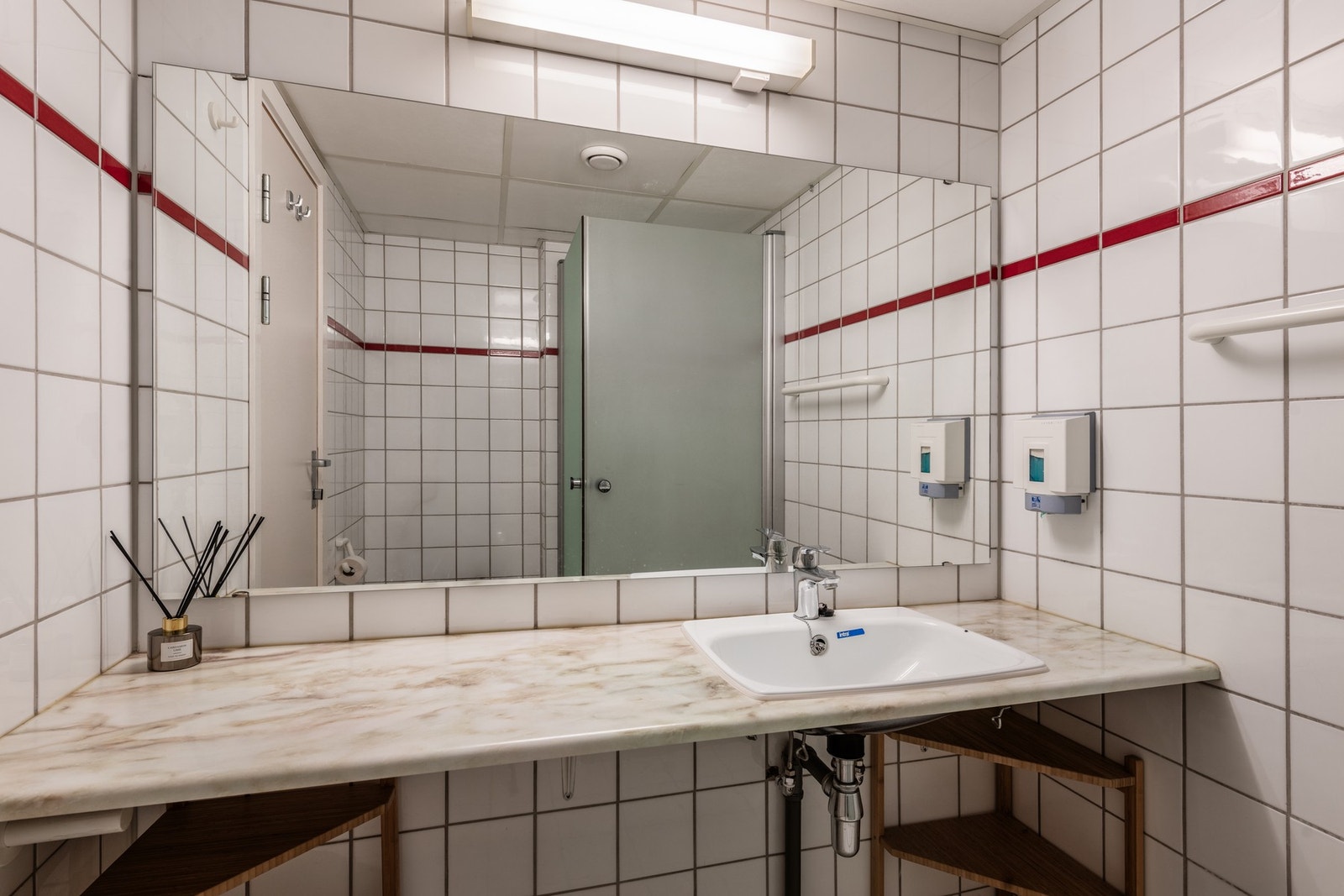 Fra hoveddelens entré finner man et ekstra baderom. Galleribilde