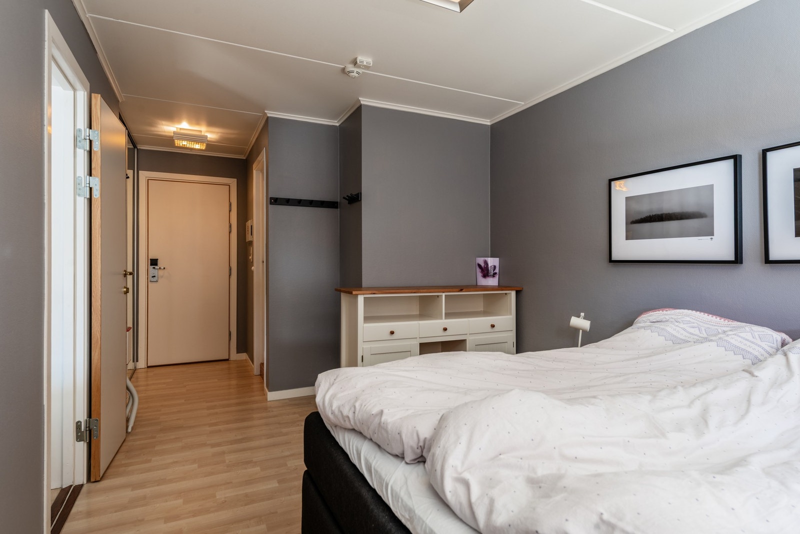 Her er det godt med lysinnslipp fra de store vinduene, et eget baderom og en innebygget garderobe med speil i entréen. Galleribilde