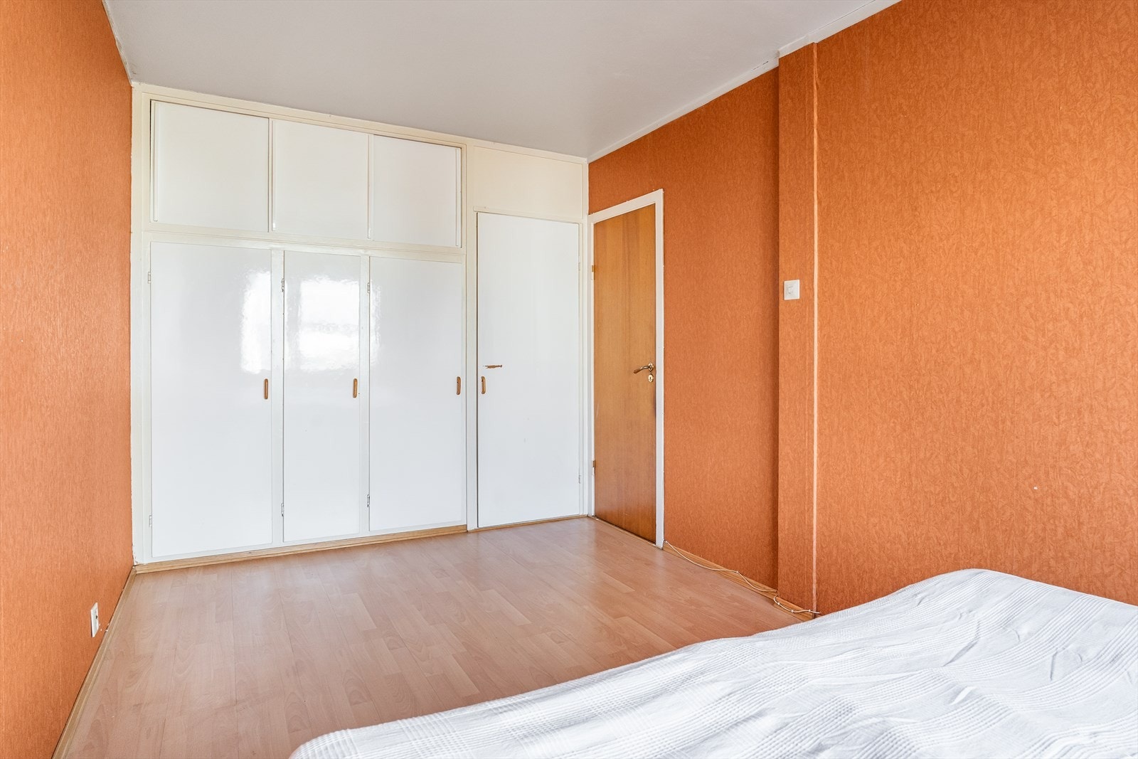 Innebygd garderobe med plass til alle dine klesplagg. Galleribilde