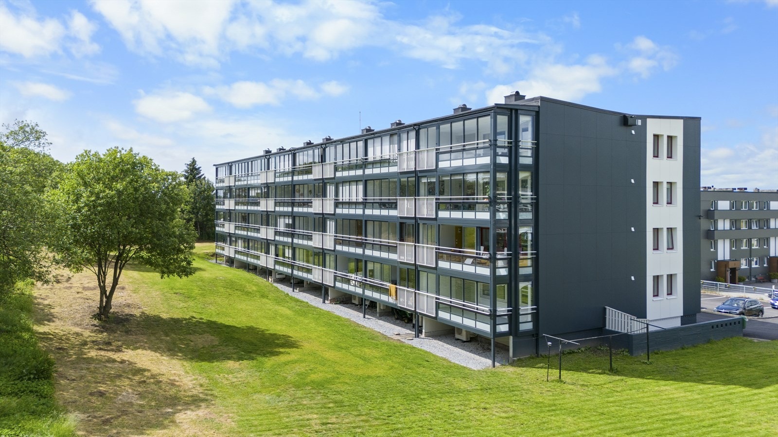 Blokka har en sørvendt beliggenhet og er betydelig modernisert utvendig. Galleribilde