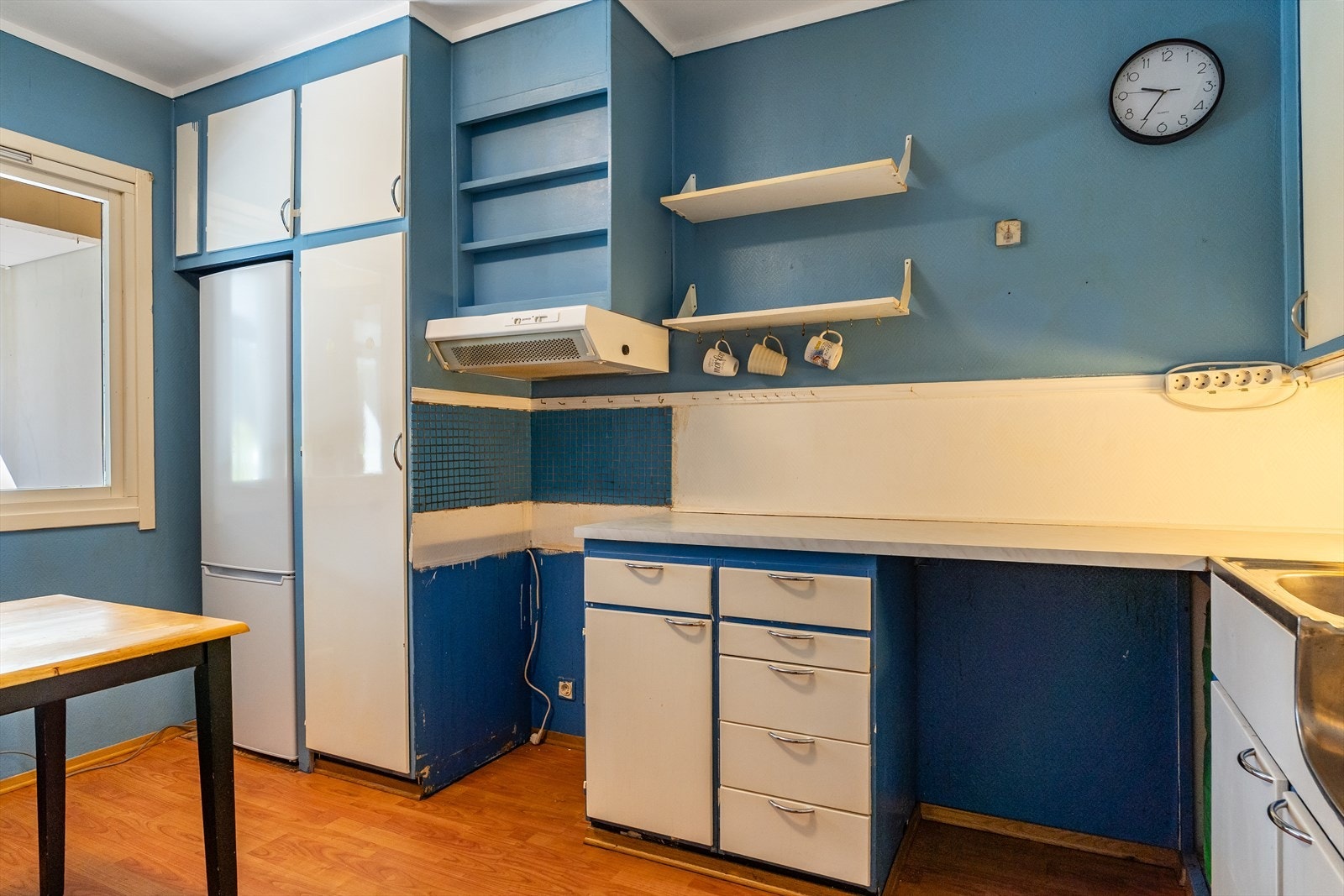 Inneholder vifte, opplegg til vaskemaskin, plass til komfyr og oppvaskmaskin. Galleribilde