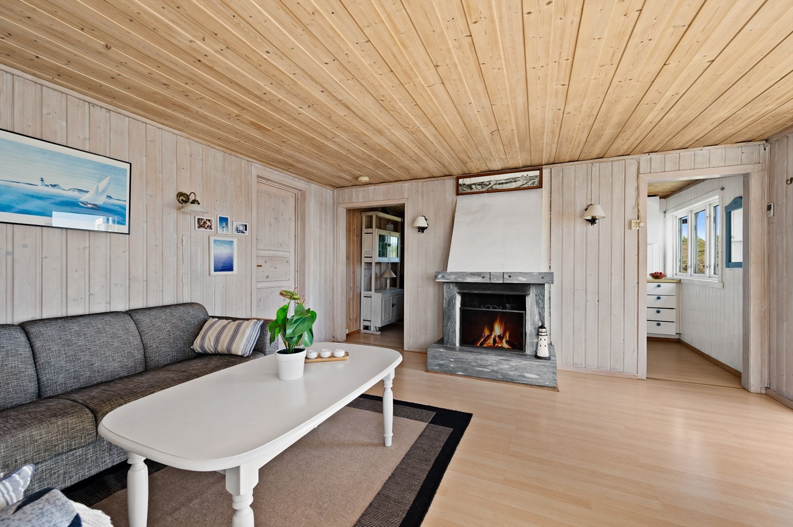 Stue med peis, åpent inn til "hvilerom" Galleribilde