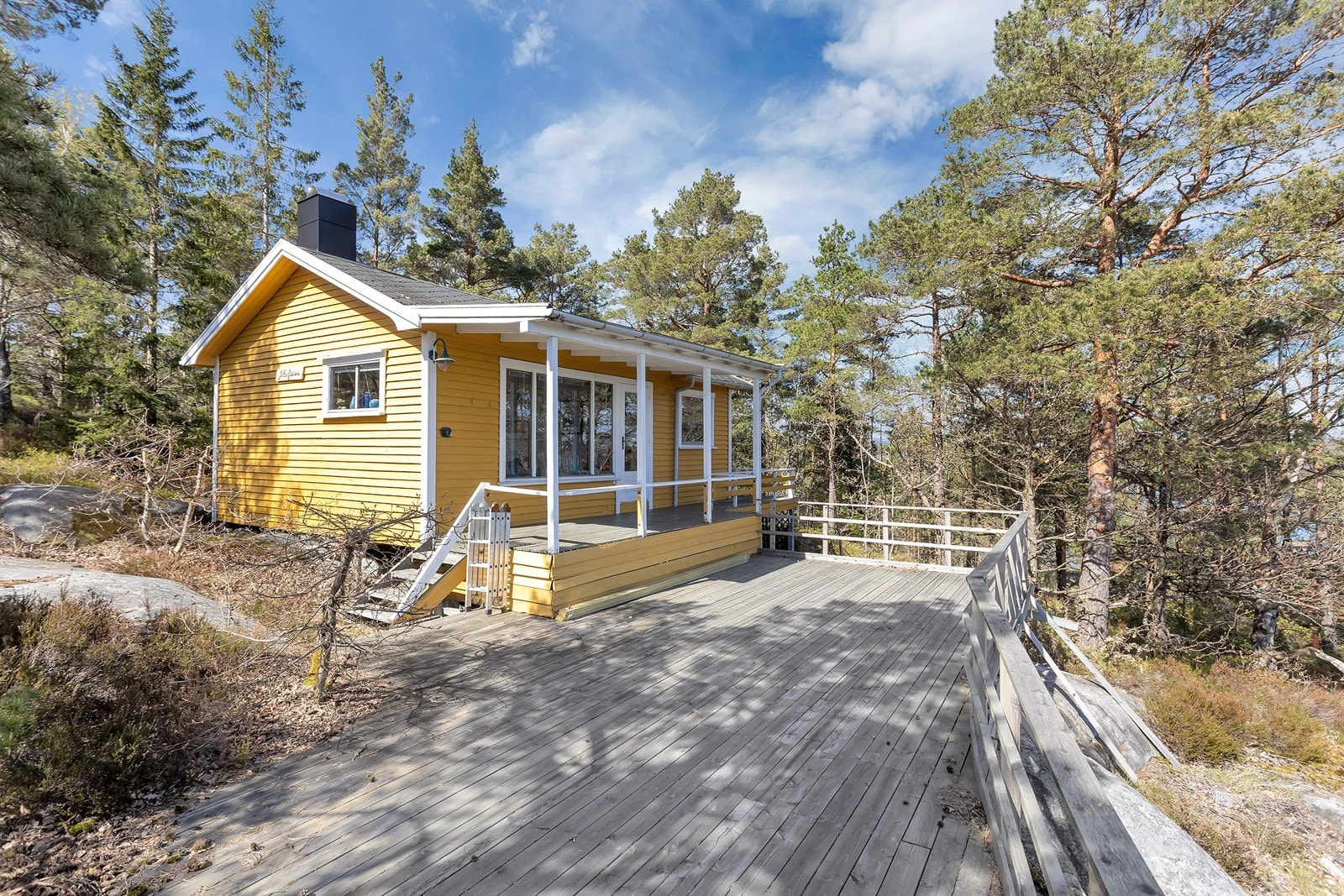 Flott fritidseiendom med med deilig utsikt og romslig uteplass! Galleribilde