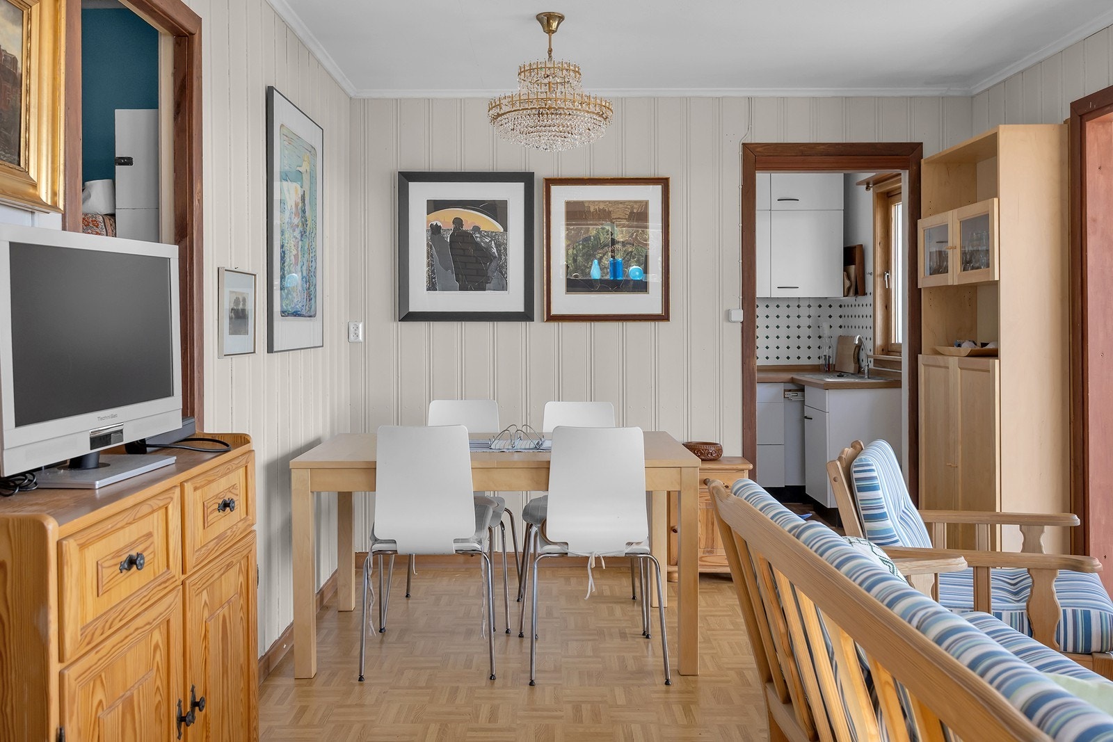 Det er plass til spisegruppe i nærheten av kjøkkenet. Galleribilde