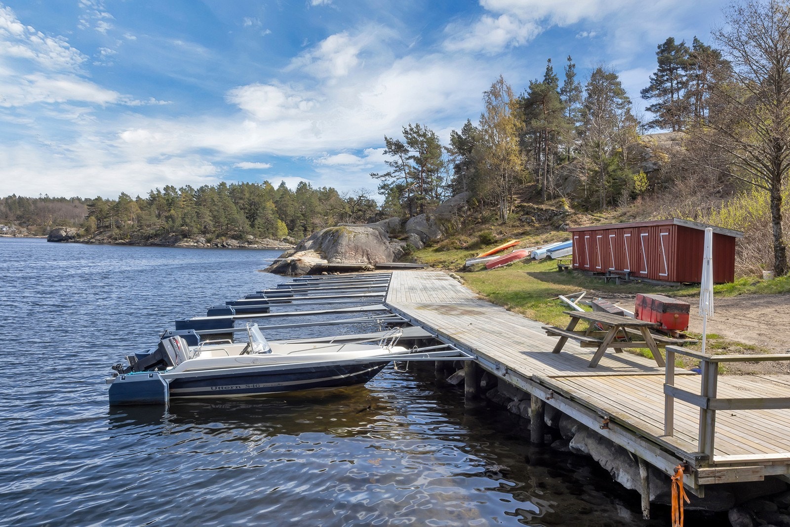 Det er også tilhørende bod som medfølger handelen. Her er det utrolig praktisk å ha redningsvester, fiskeutstyr, sup-brett m.m. Galleribilde