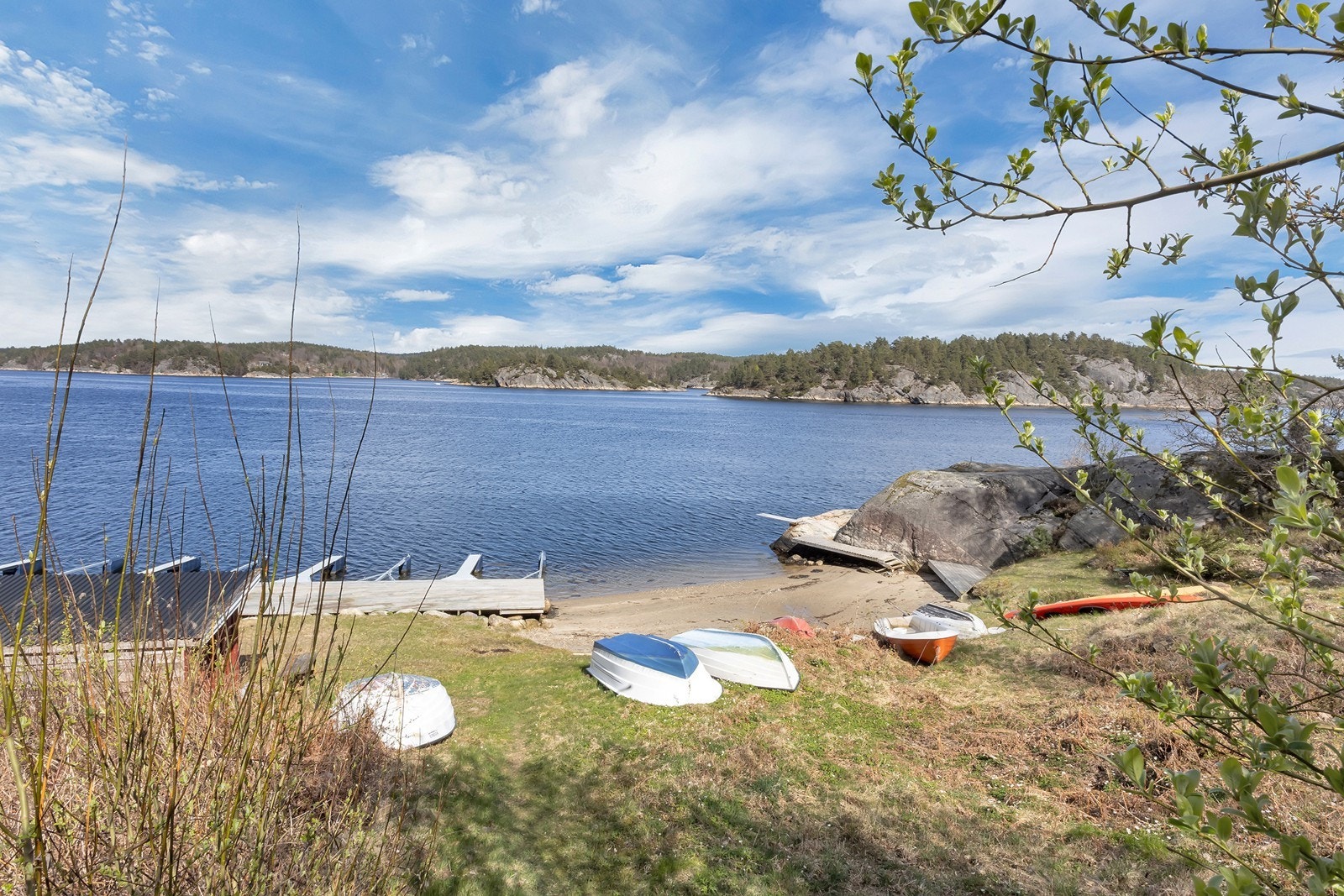 Koselig badestrand nede ved brygga. Galleribilde