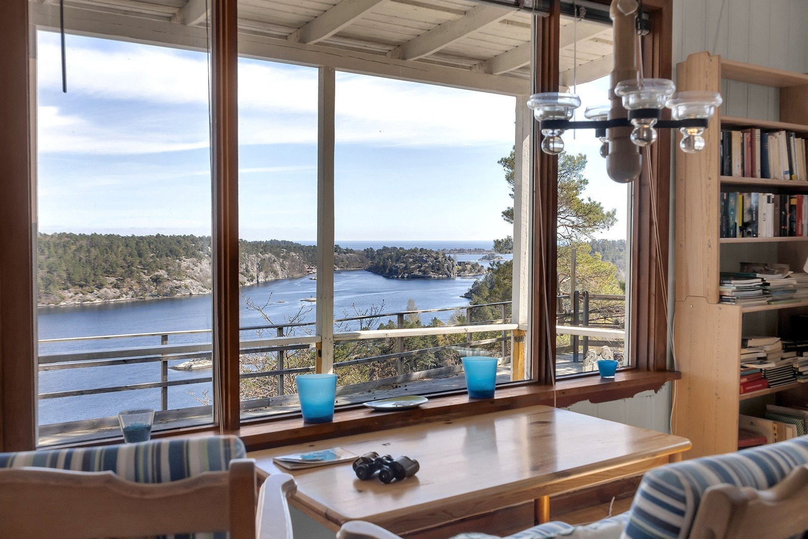 Fra stuen kan du sette deg godt til rette og nye utsikten over sjø og land. Galleribilde
