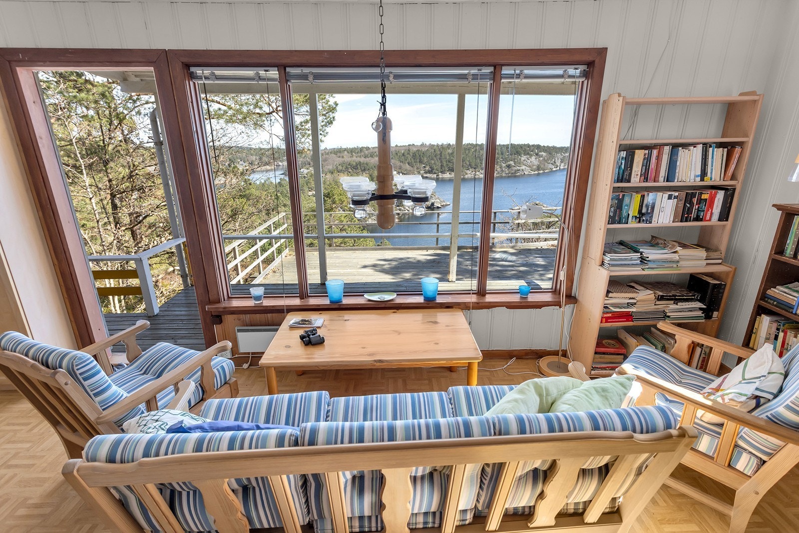 Det er enkel adkomst til veranda fra stuen. Galleribilde