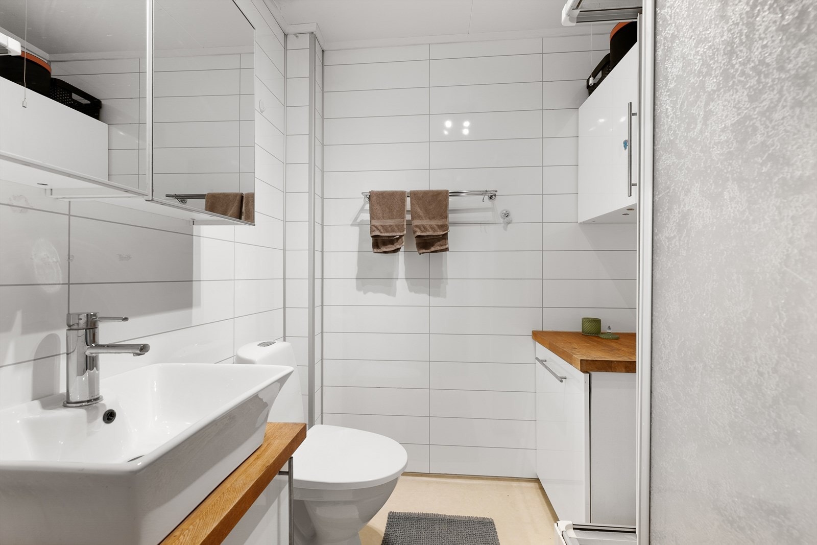 Badet i hoveddelen er utstyrt med WC, dusjkabinett og baderomsinnredning med servant. Galleribilde