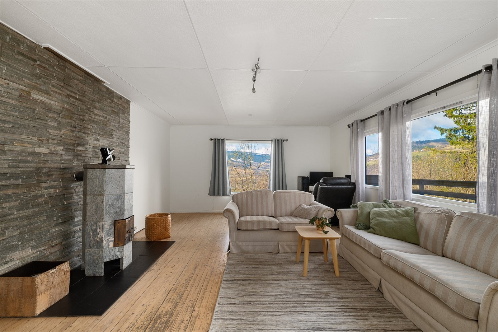 Stuen er romslig og har store vindusflater som rammer inn utsikten. Galleribilde
