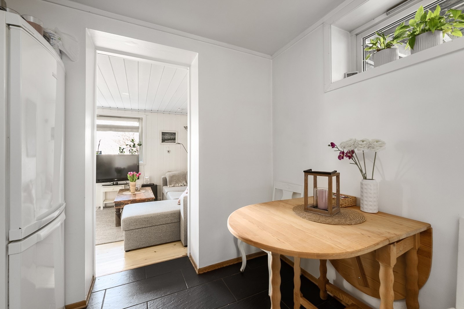 Det er plass til komfyr, oppvaskmaskin og frittstående kjøleskap. Galleribilde