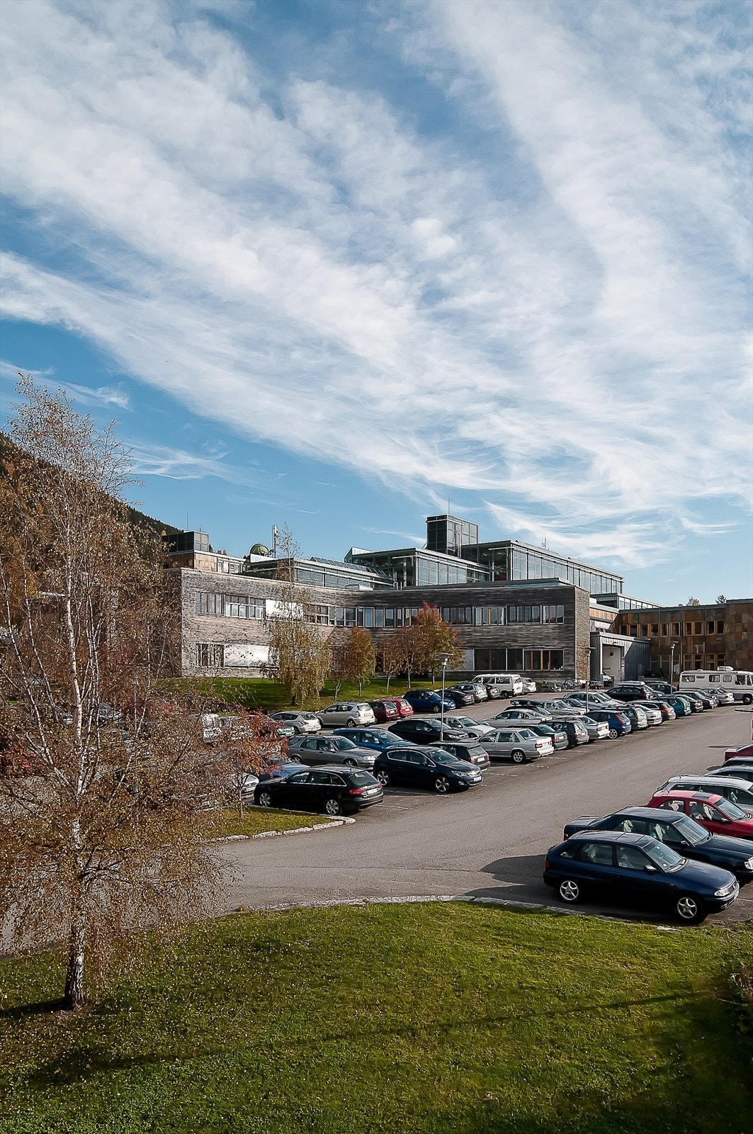 Det er gunstig avstand til universitetet på Storhove og busstoppet Smerudgrinda ligger nede langs Gudbrandsdalsvegen. Galleribilde