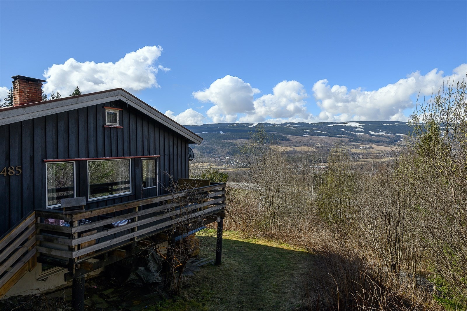 Her bor du landlig med skogen som nærmeste nabo, samtidig som Lillehammer sentrum er under ti minutter unna med bil. Galleribilde