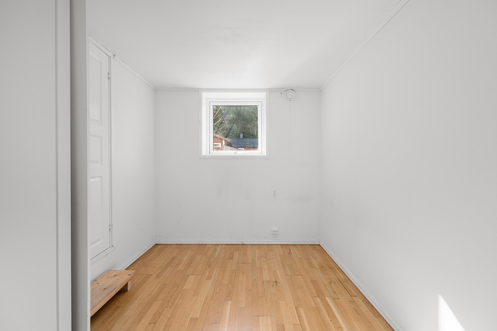 I kjelleren ligger et praktisk rom, tilhørende hoveddelen, som kan brukes til mye. Galleribilde