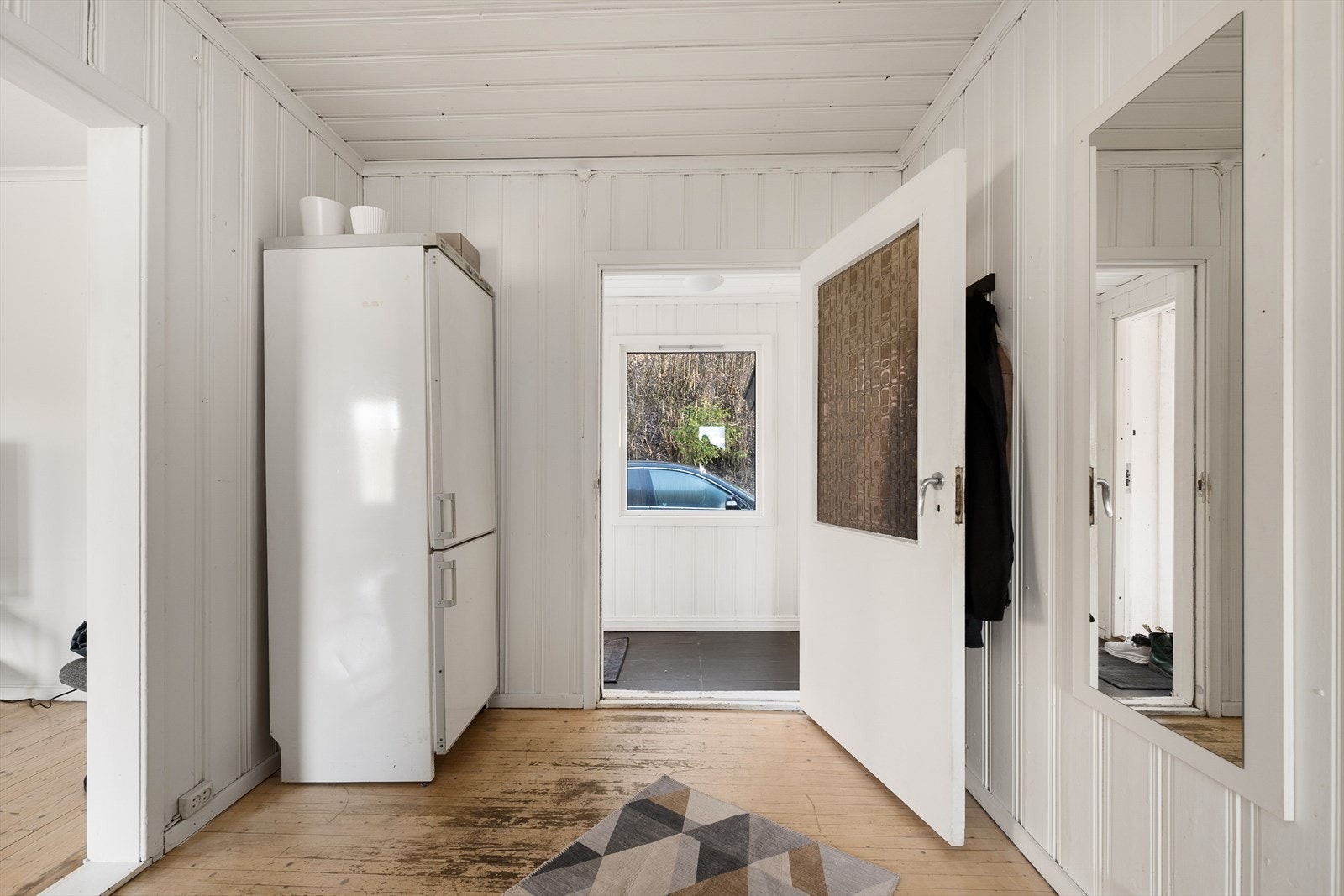Entréen ønsker deg velkommen og leder videre inn i boligens hoveddel. Galleribilde