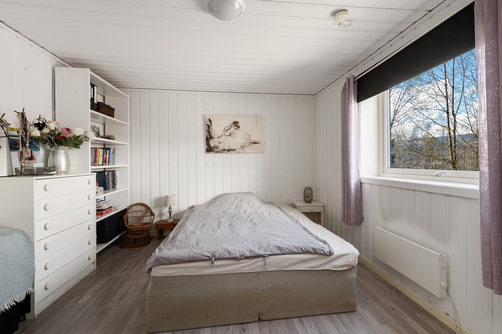 Soverommet i utleieleiligheten har god plass til stor seng og annet møblement. Galleribilde