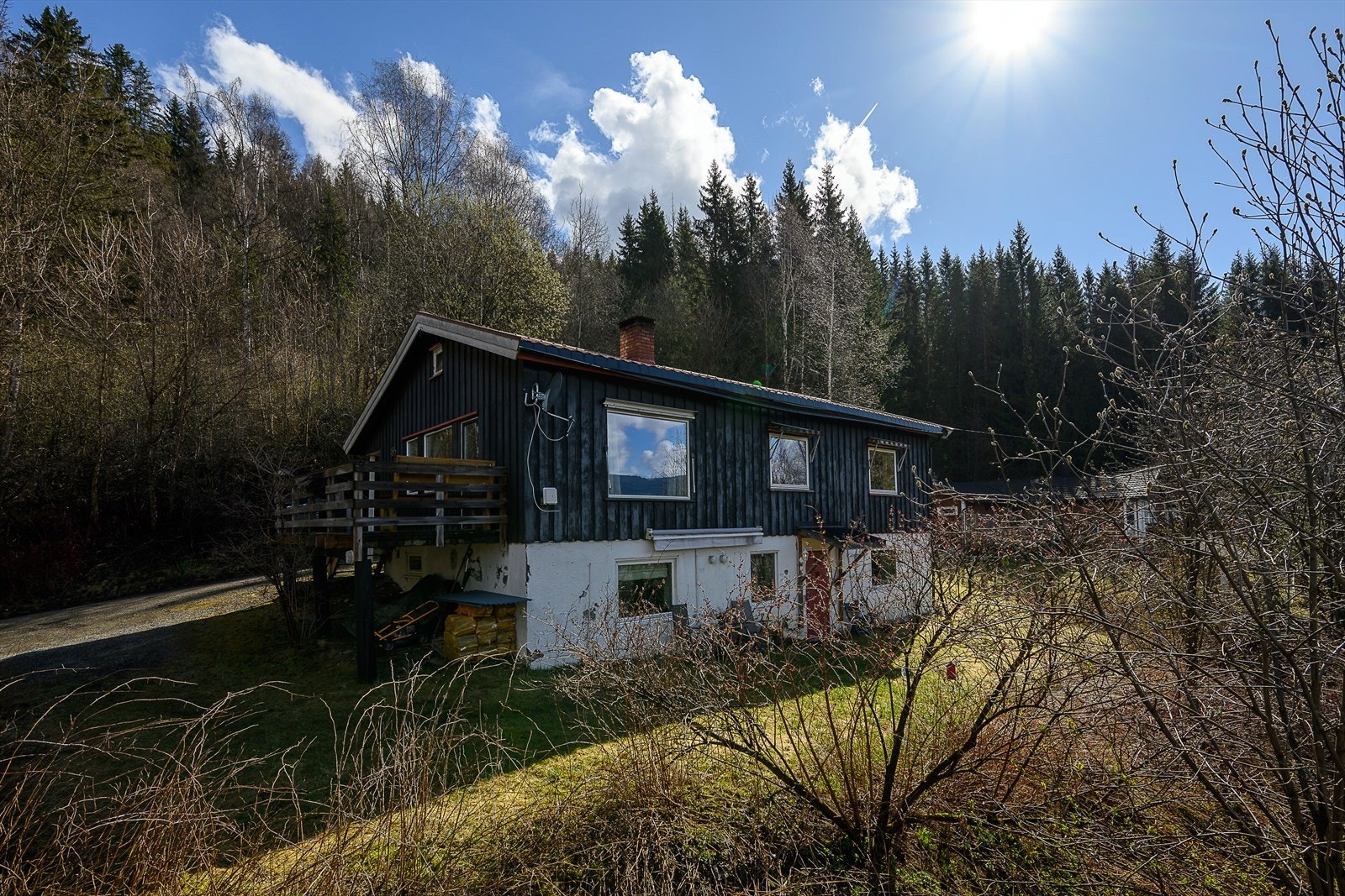 Eiendommen ligger på en eiet tomt på 1019 m² med gruset adkomst. Galleribilde