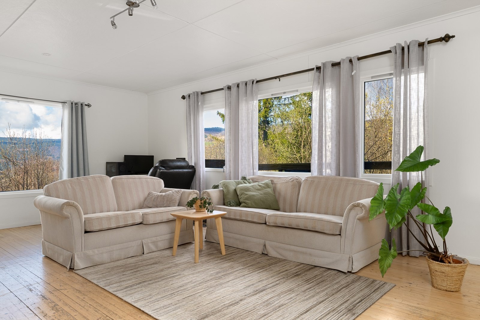 Vinduene er utstyrt med 3-lags glass fra 2013, som sikrer god isolasjon. Galleribilde