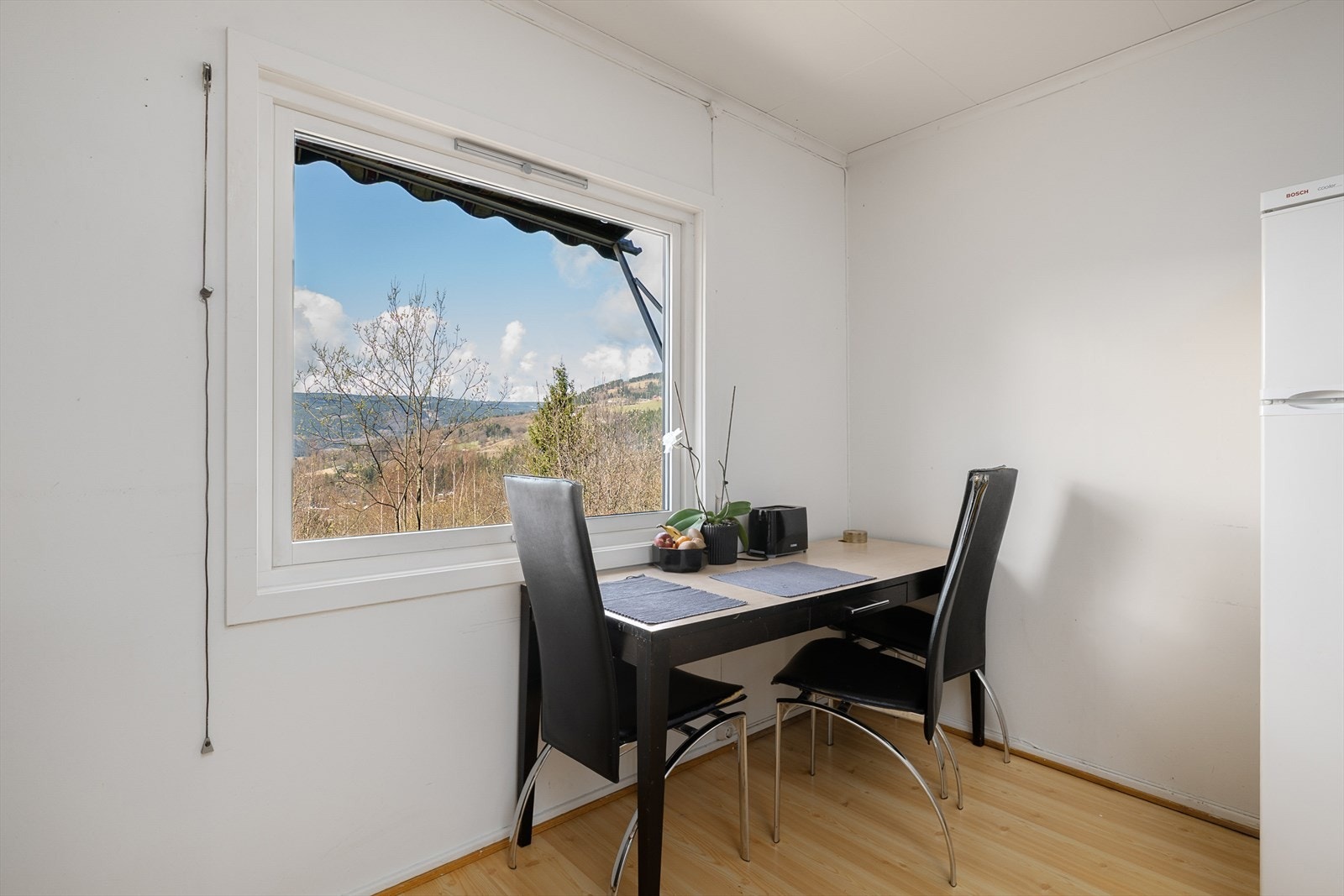 Spiseplassen på kjøkkenet nyter godt av utsikten. Galleribilde
