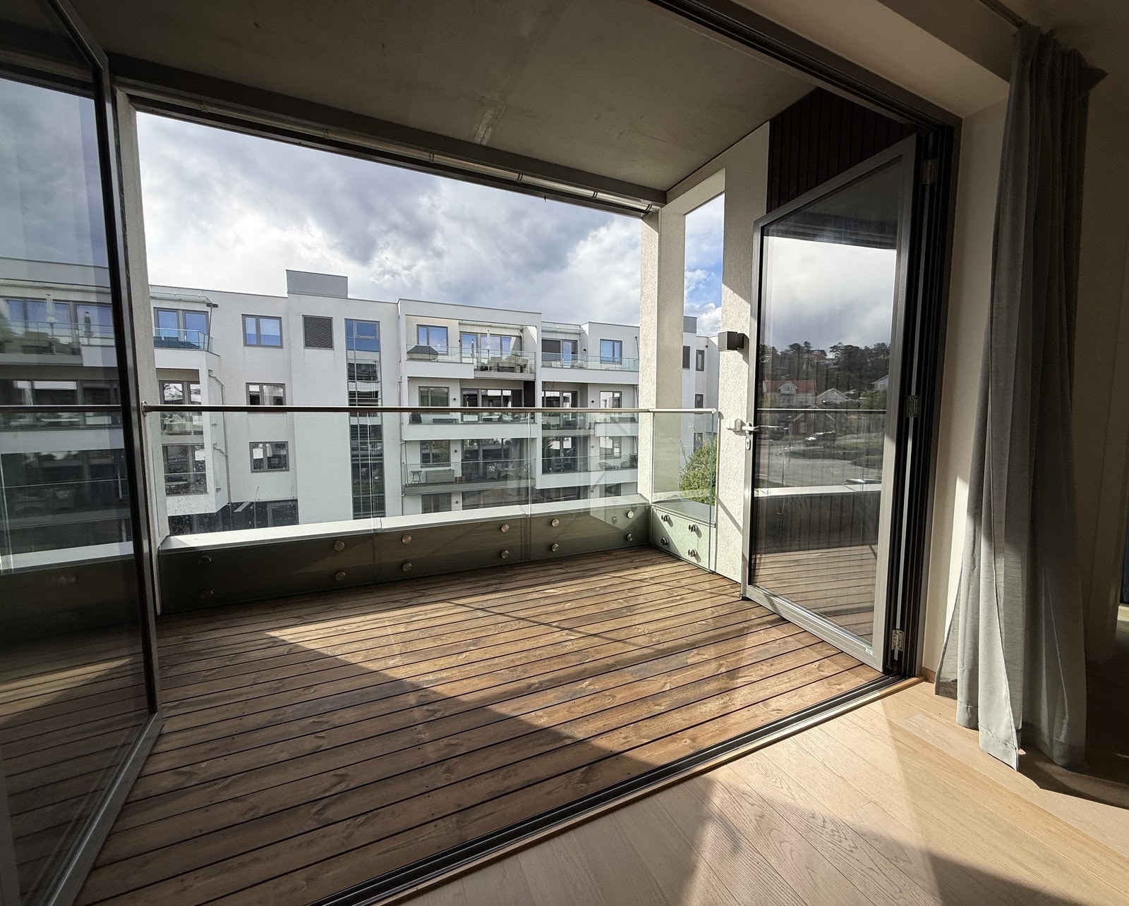 Stor balkong med terrassedører som kan skyves hele til siden Galleribilde