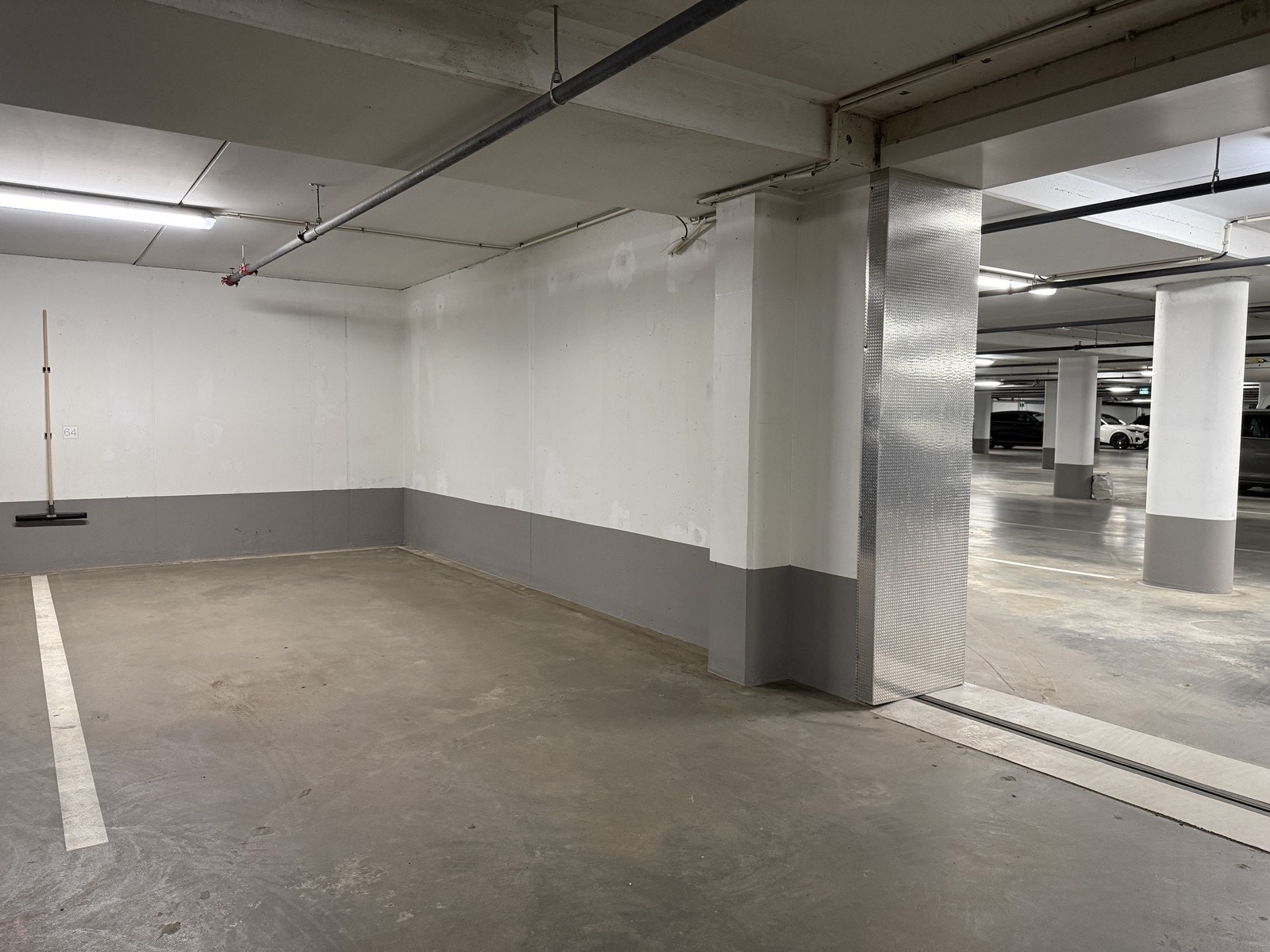 Egen parkeringsplass i kjeller Galleribilde