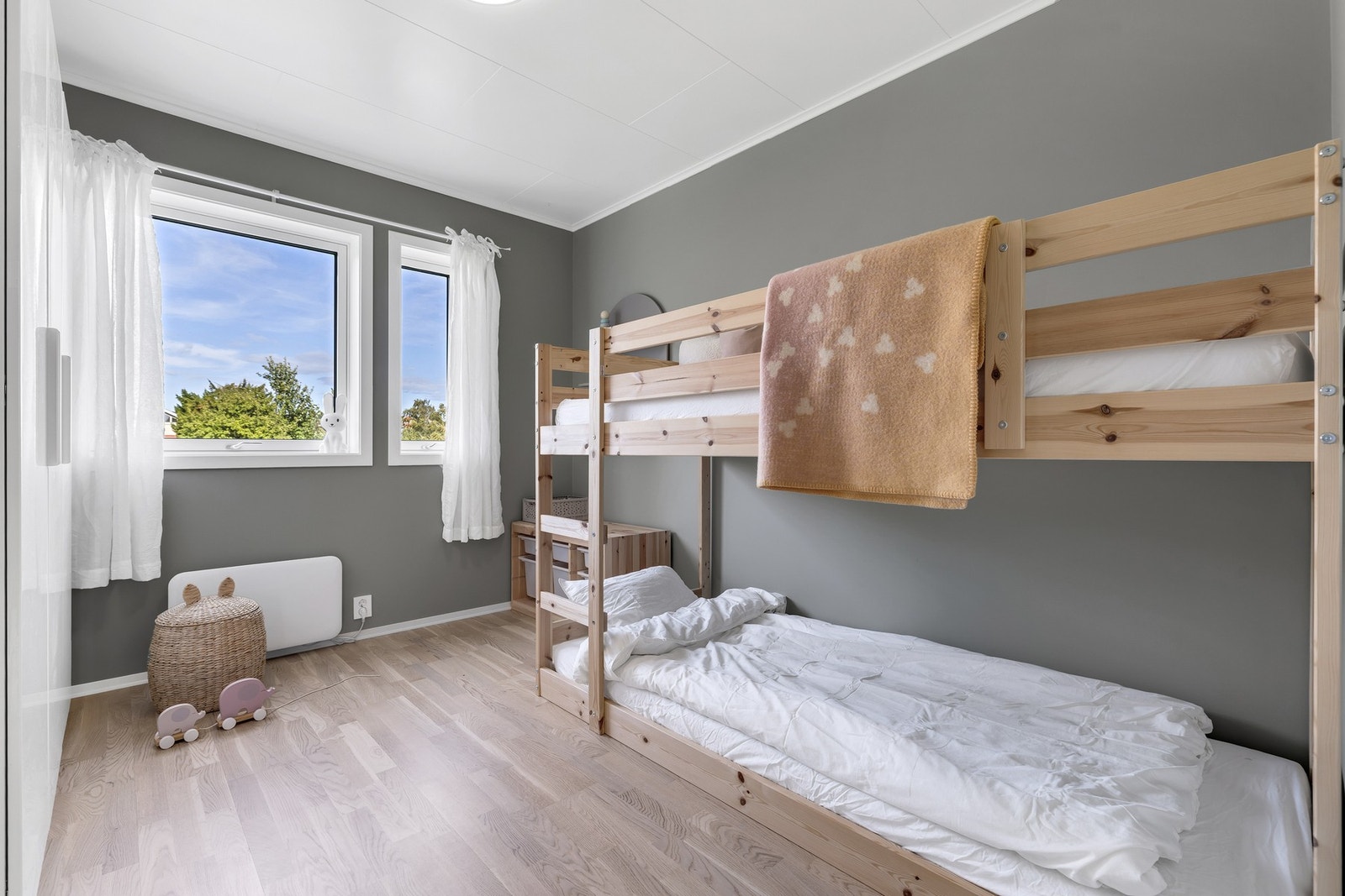 Alle soverommene er romslige med gode oppbevaringsmuligheter. Galleribilde