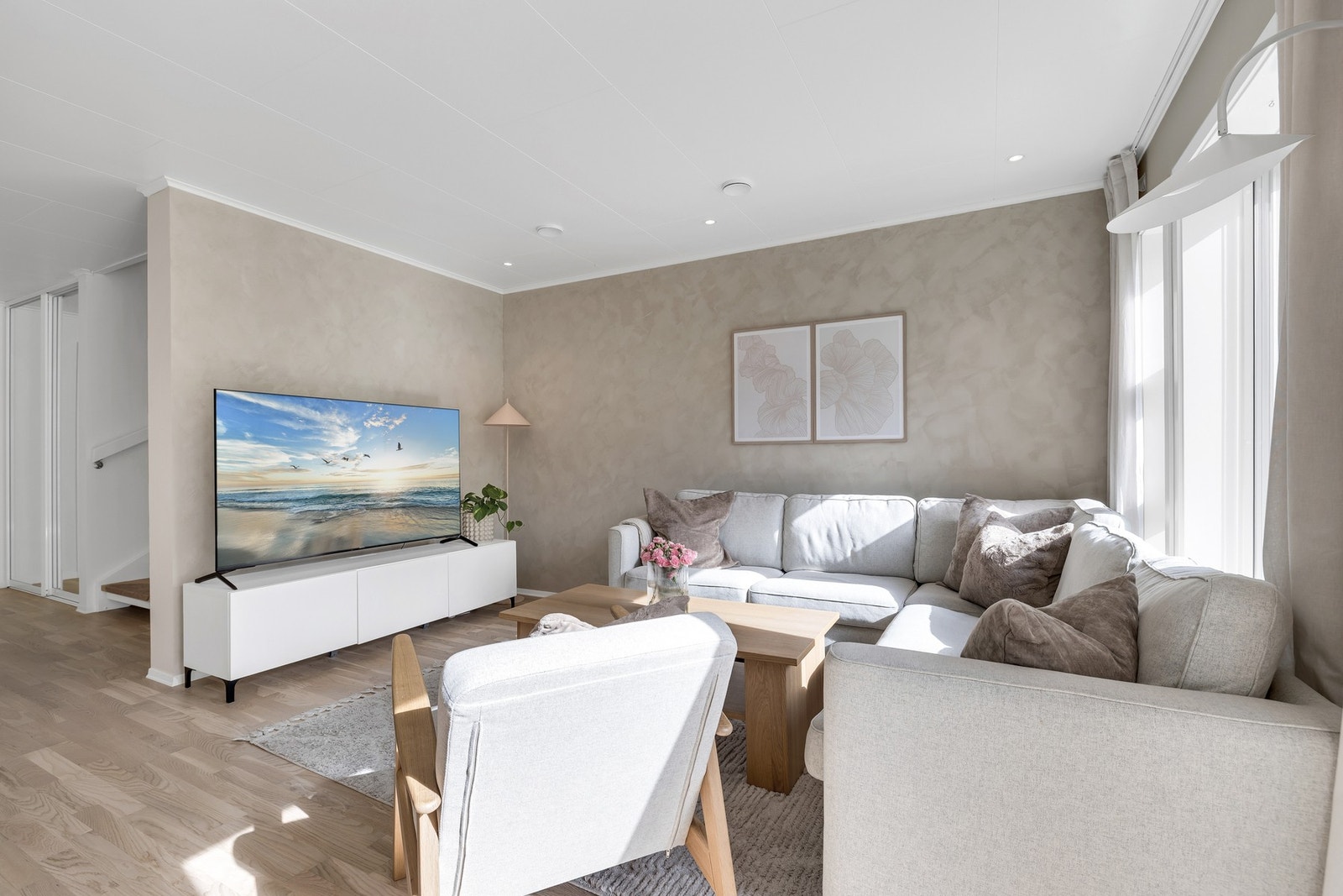 Stuen fremstår moderne og stilren, med en gjennomført standard og gode møbleringsmuligheter. Galleribilde