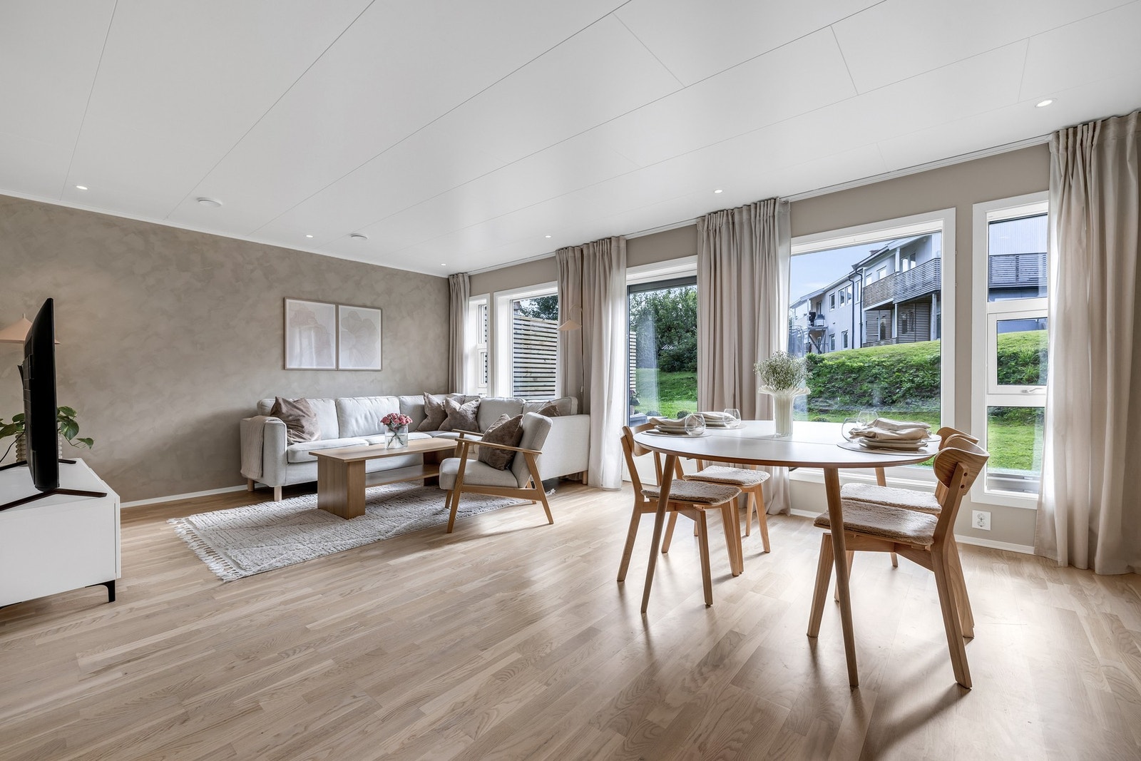 De store vindusflatene sørger for et pent og naturlig lysinnslipp gjennom hele etasjen. Det er elektrisk solskjerming på vinduene på stua. Galleribilde