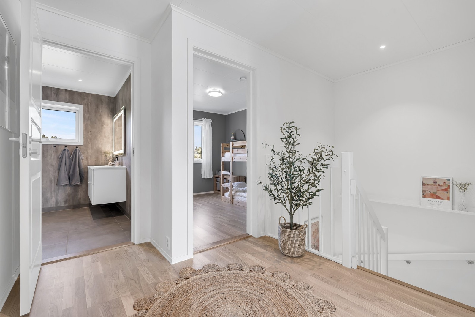 2. etasje består av 3 soverom, bad, teknisk rom og gang. Galleribilde