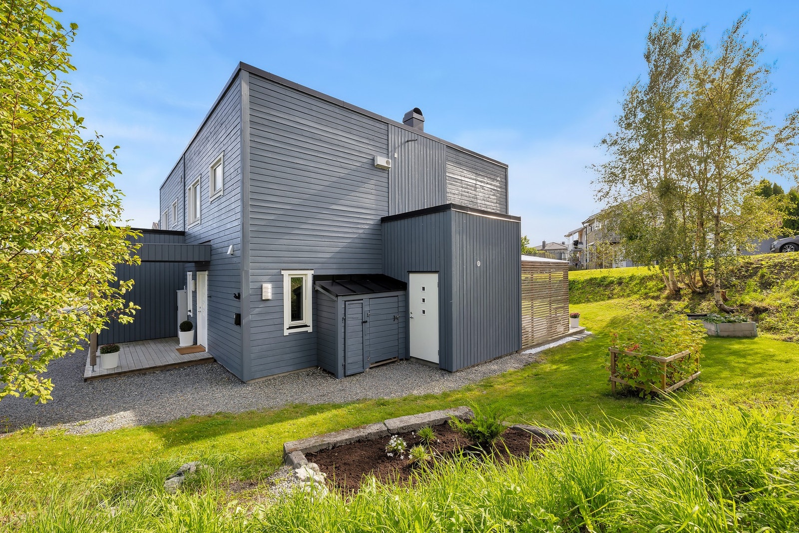 Det ligger skjermet til, med redusert innsyn og med flotte uteområder rundt, med flere gode muligheter. Velkommen til hyggelig visning! Galleribilde