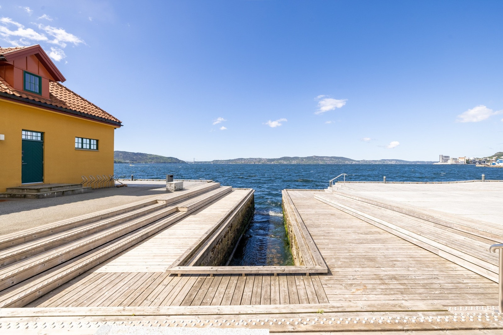 Det er kort vei til sjøen og flere fine badeplasser. Galleribilde