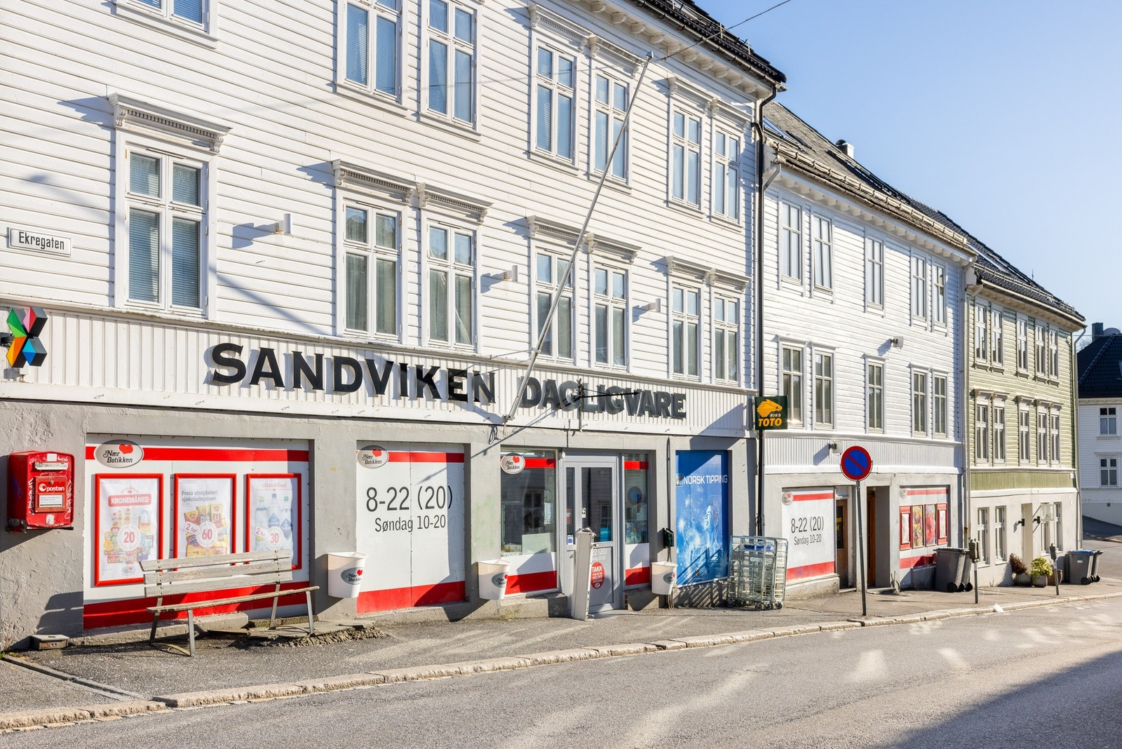 Nærbutikken Sandviken dagligvare ligger rett ved leiligheten og er søndagsåpen. Galleribilde