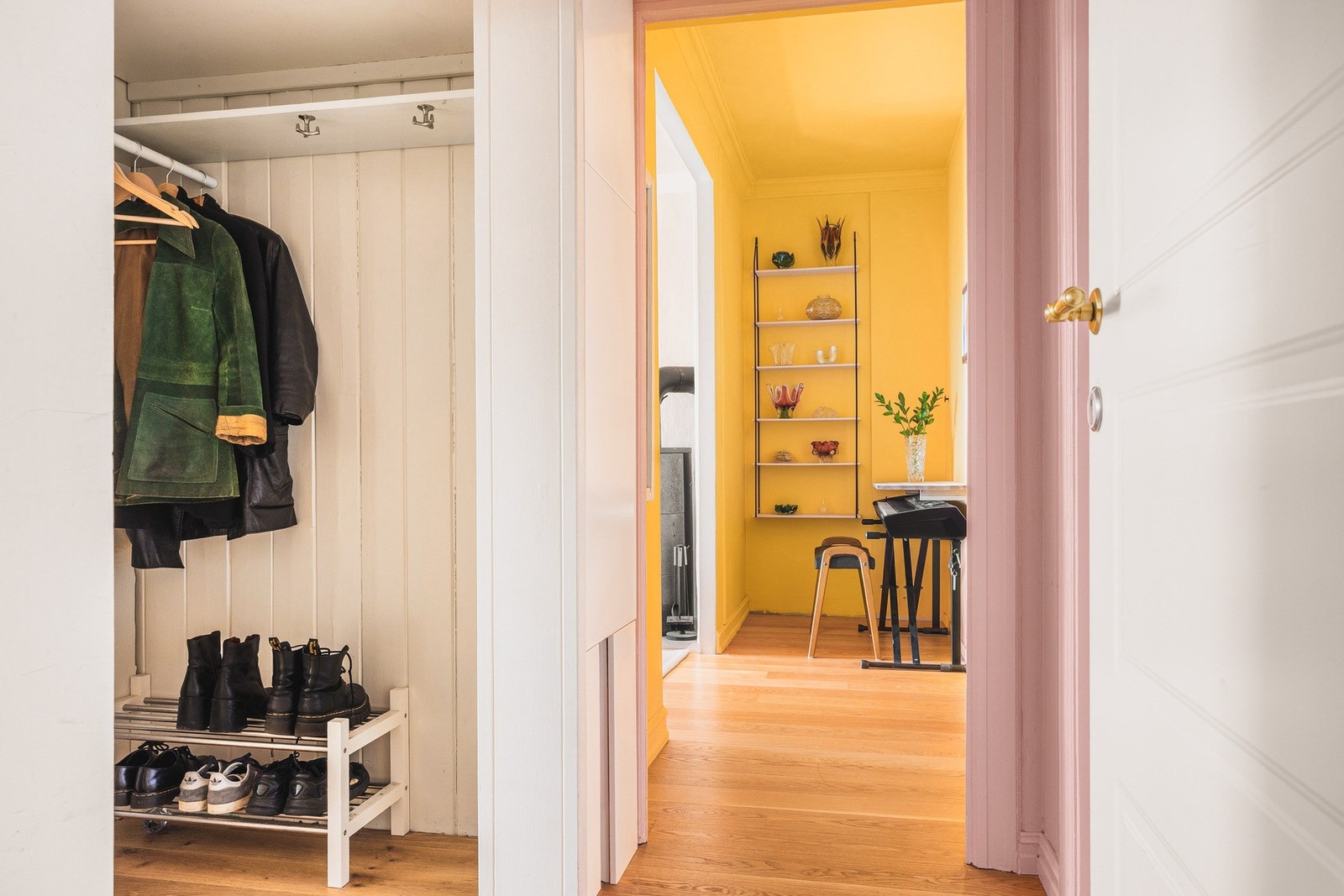 Romslig gang og entré. I entré er det god plass til å henge fra seg yttertøy. Galleribilde