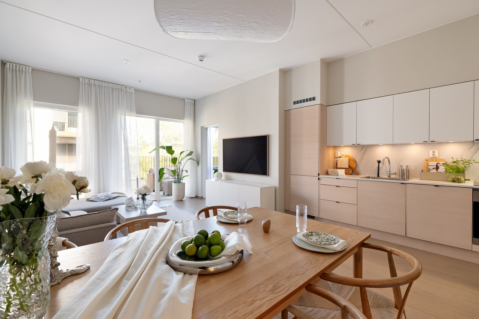 Det er i tillegg god plass til spisebord hvor du kan invitere venner og familie til hyggelige lag. Galleribilde