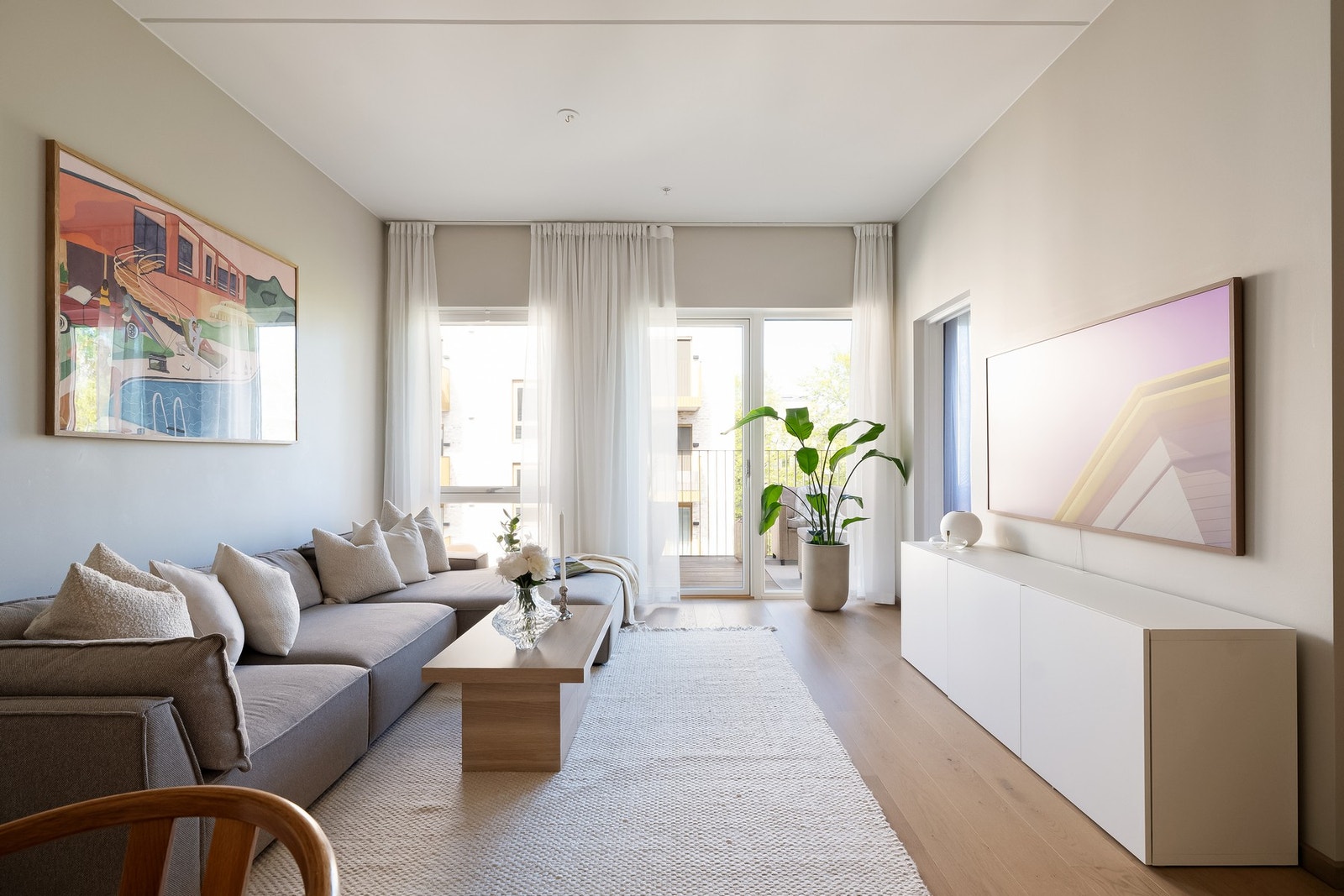 Stuen har gode innredningsmuligheter med god plass til sofagruppe og annet tilhørende møblement. Galleribilde