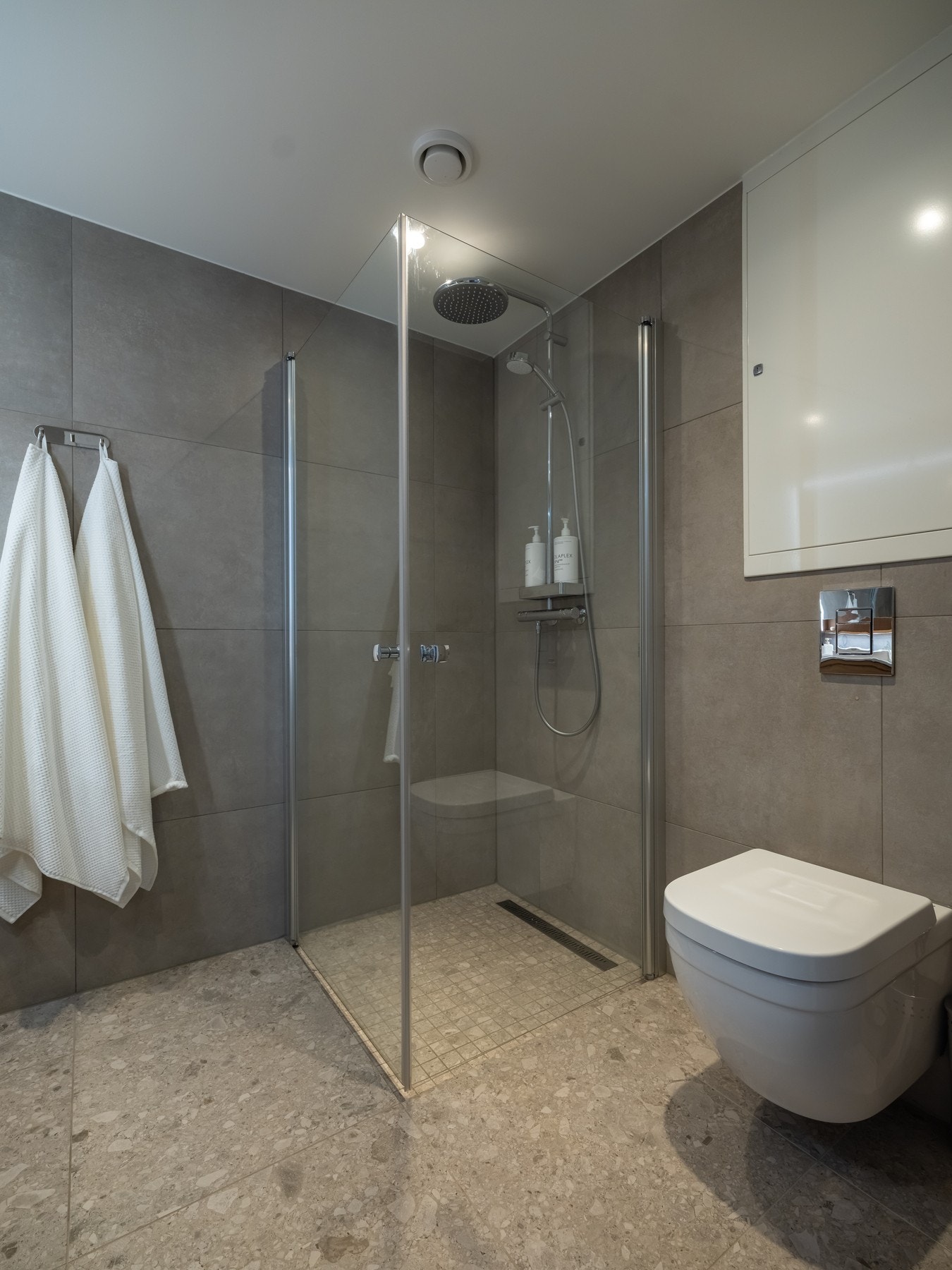Det er opplegg og plass for både vaskemaskin og tørketrommel på badet. Galleribilde