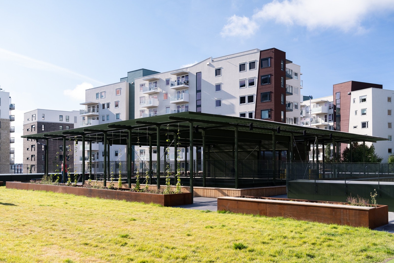Høsten 2025 sto Løren aktivitetspark og flerbrukshall ferdig som er et flott tilskudd til området. Galleribilde