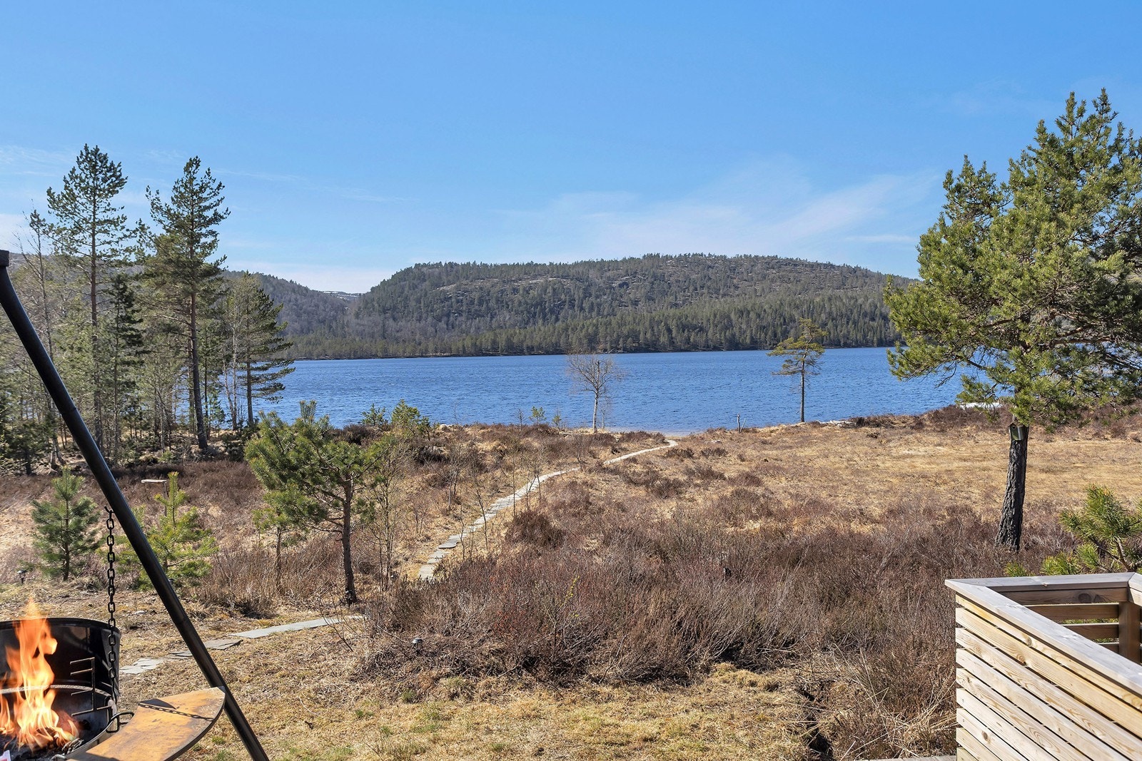 Fra hytta er det ca. 25 meter ned til vannkanten Galleribilde