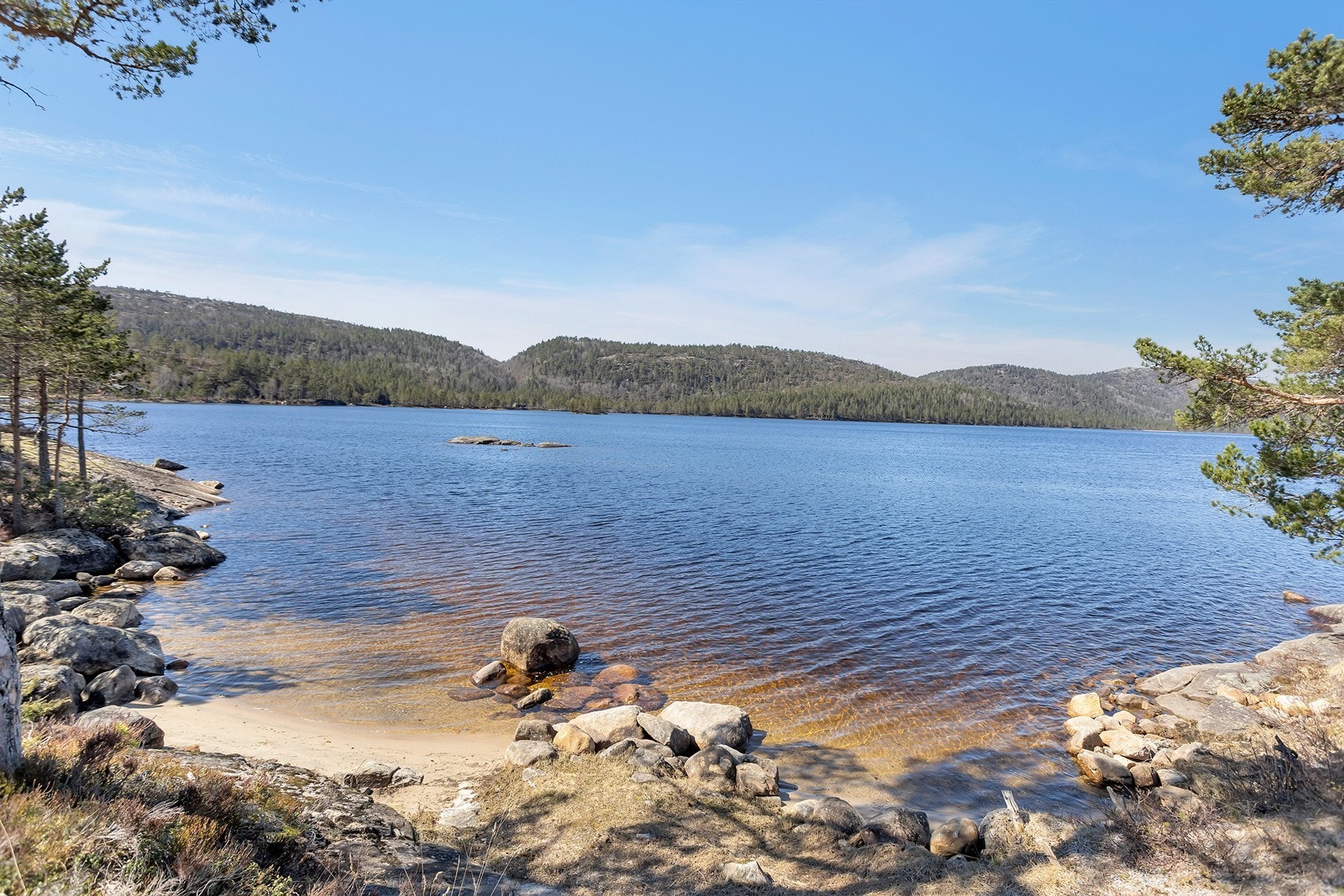 Sandvatn har flere sandstrender hvor man kan nyte fred og ro Galleribilde