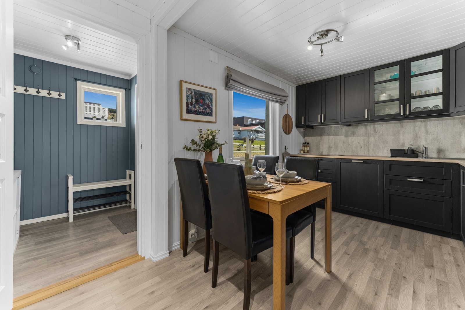 På kjøkkenet er det plass til spisebord Galleribilde