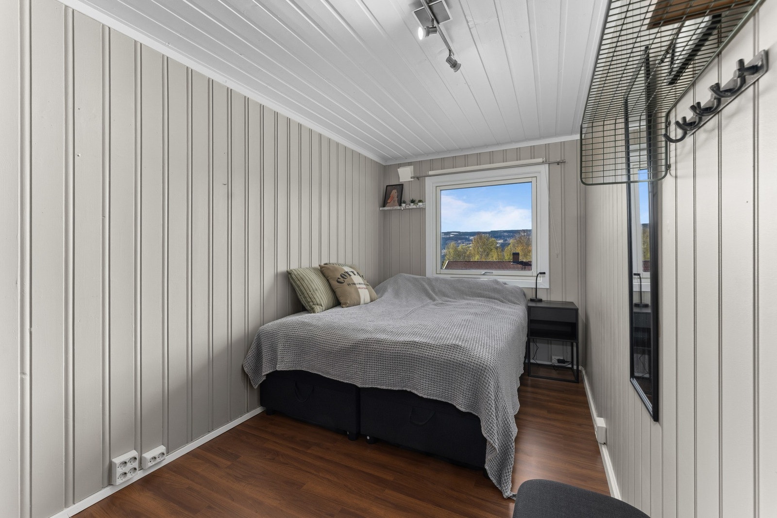 Soverom II, alle rom har malt panel både på vegg og i himling. Galleribilde