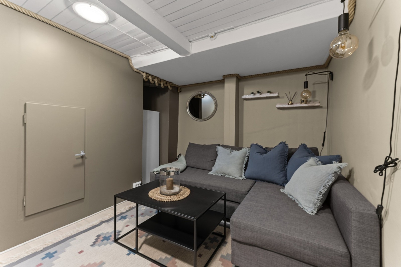 Videre innenfor er det vaskerom og låsbar dør inn til felles kjellerrom. Her er det plass til feks sykler, bildekk
osv. Strømuttak, ypperlig for feks smøring av ski. Galleribilde
