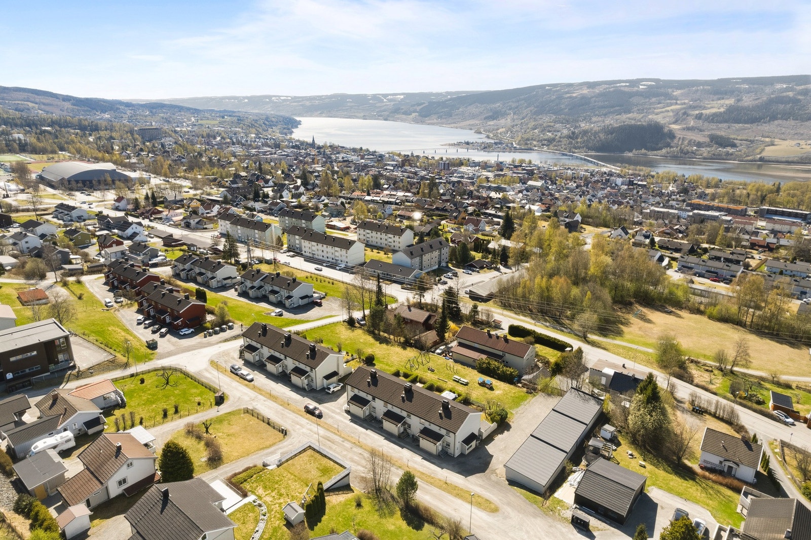 Oversiktsbilde med Mjøsa i bakgrunn, og ned mot sentrum. Galleribilde