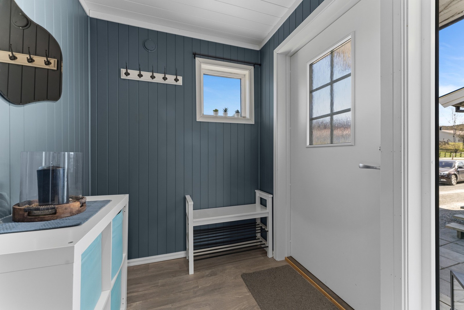 Yttergangen med plass til å sette fra seg sko og henge fra seg ytterklær. Galleribilde