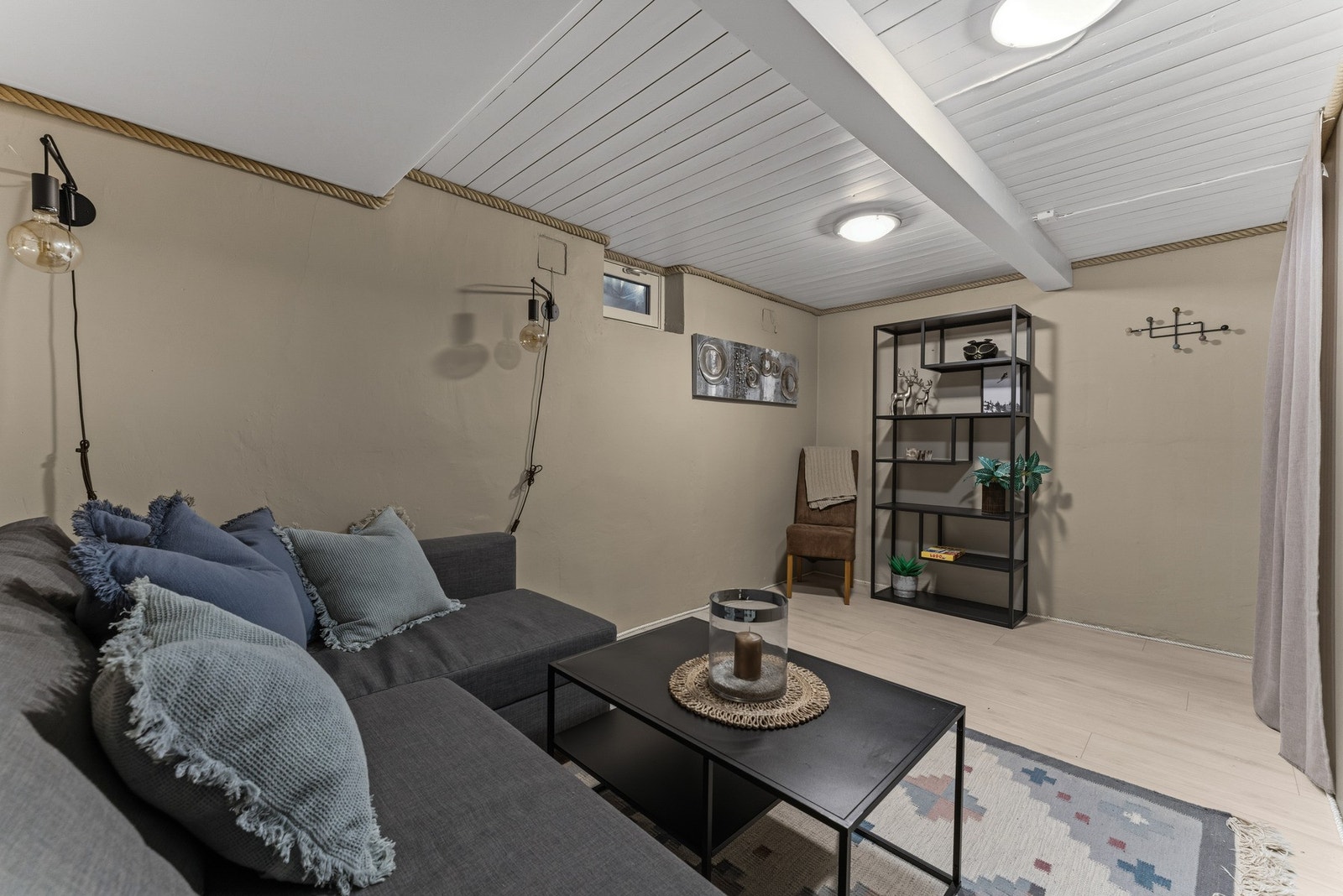 Kjellerrom, ypperlig som et kontor eller treningsrom. Galleribilde