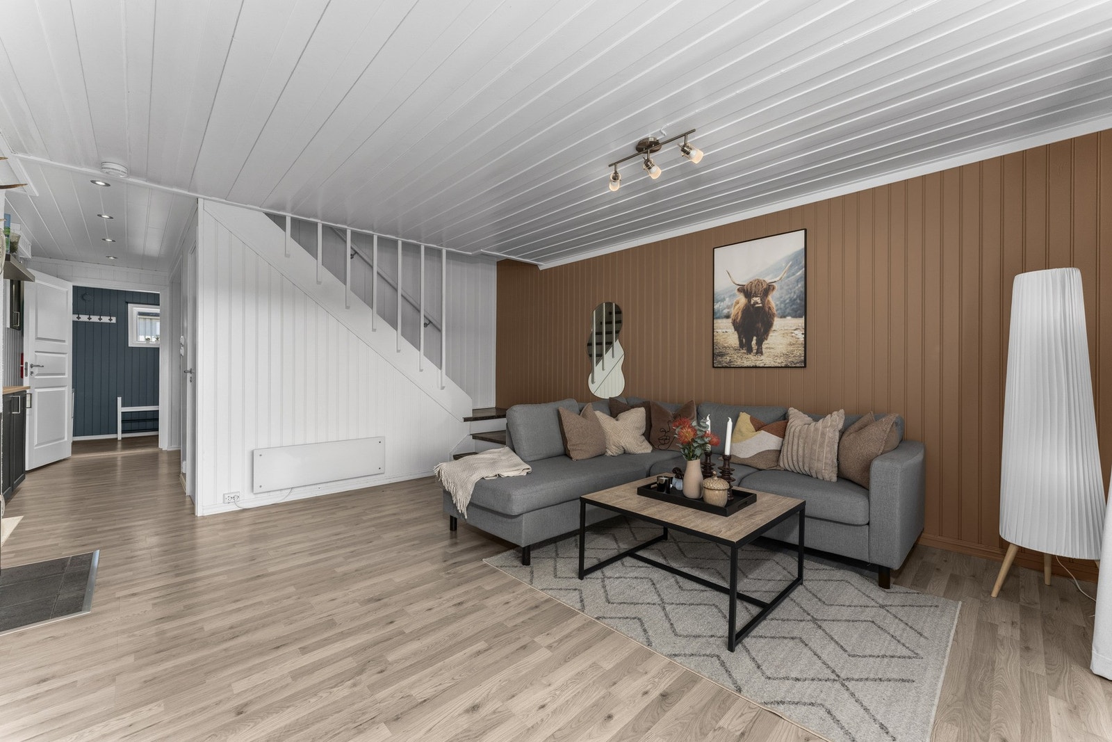 Vegg og himling er hovedsakelig malt panel og gulv er laminat Galleribilde
