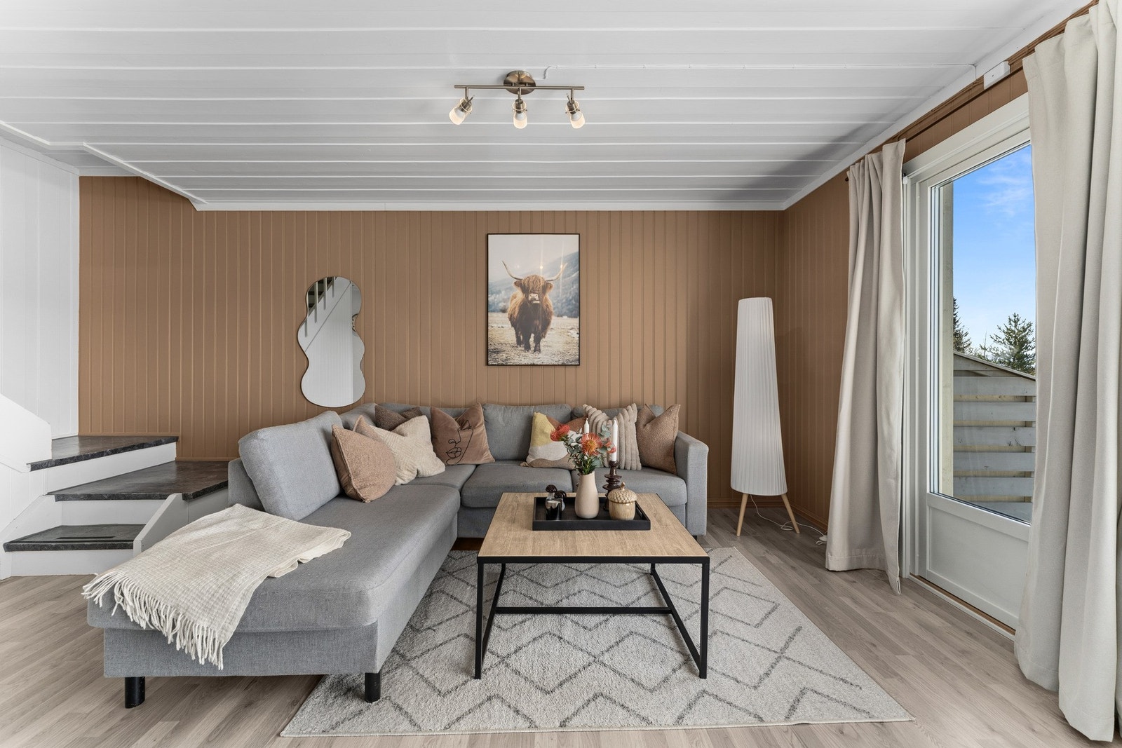 Utgang ut til hagen via verandadør Galleribilde