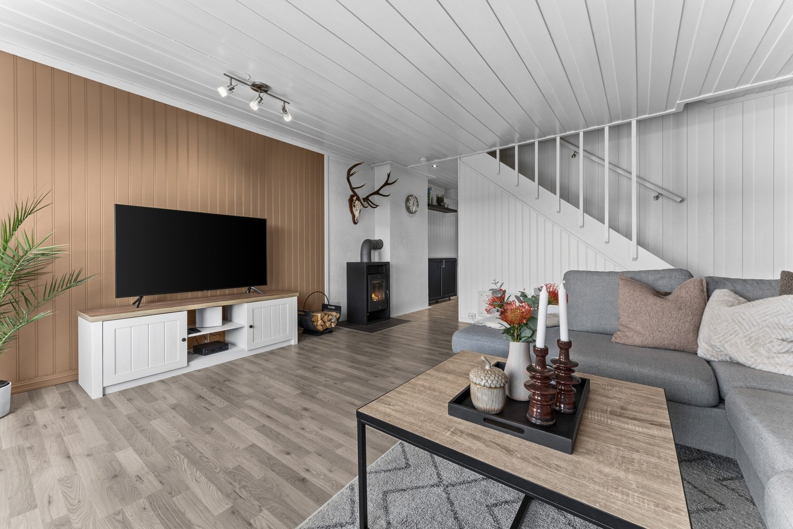 I stuen går trappen opp til 2.etasje Galleribilde
