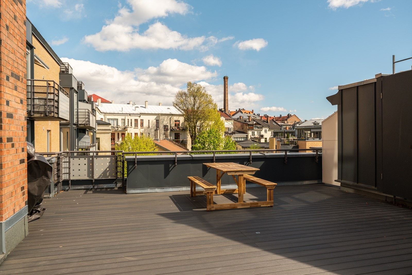 Flott felles takterrasse i nabooppgangen (oppgang D). Galleribilde